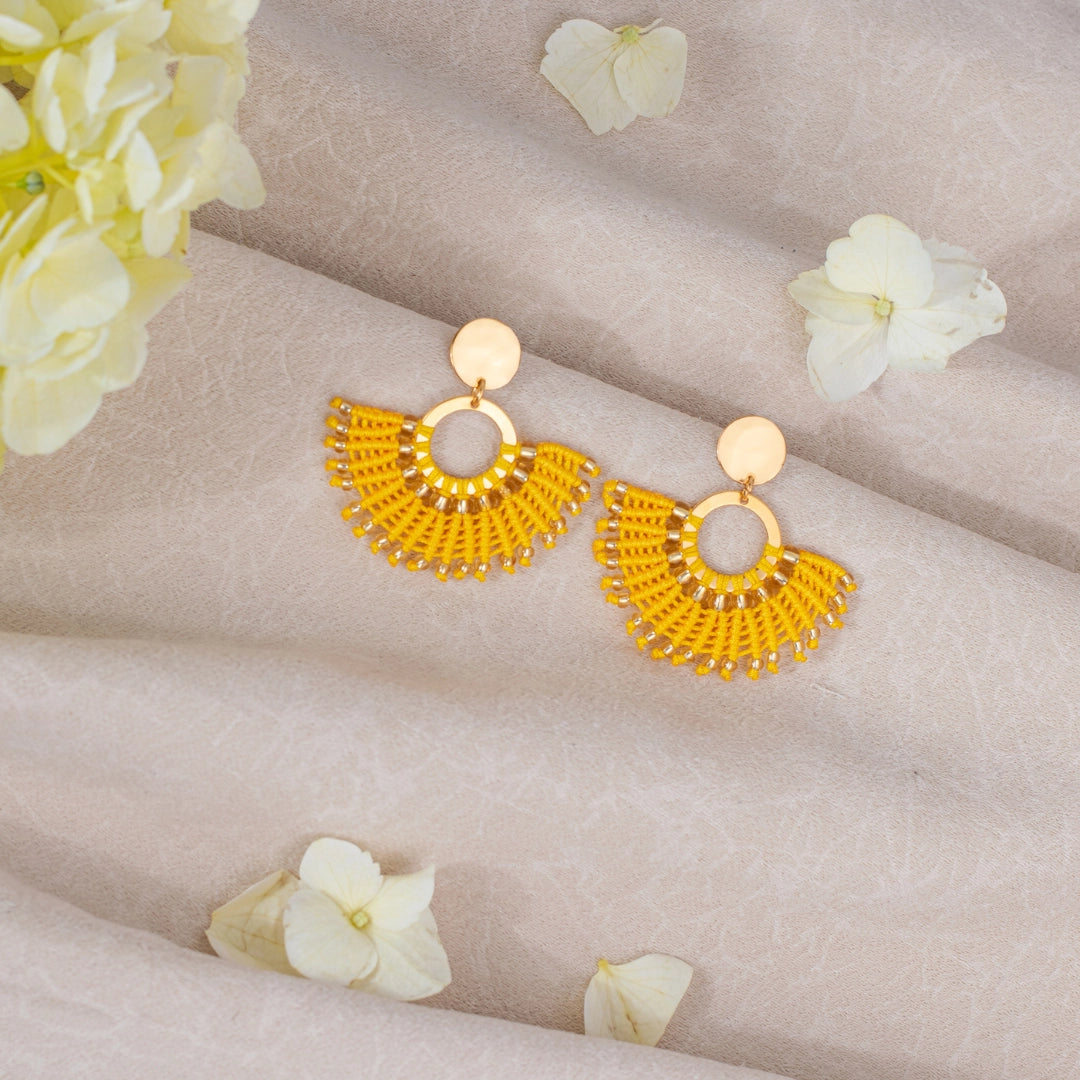 Arete media luna amarillo