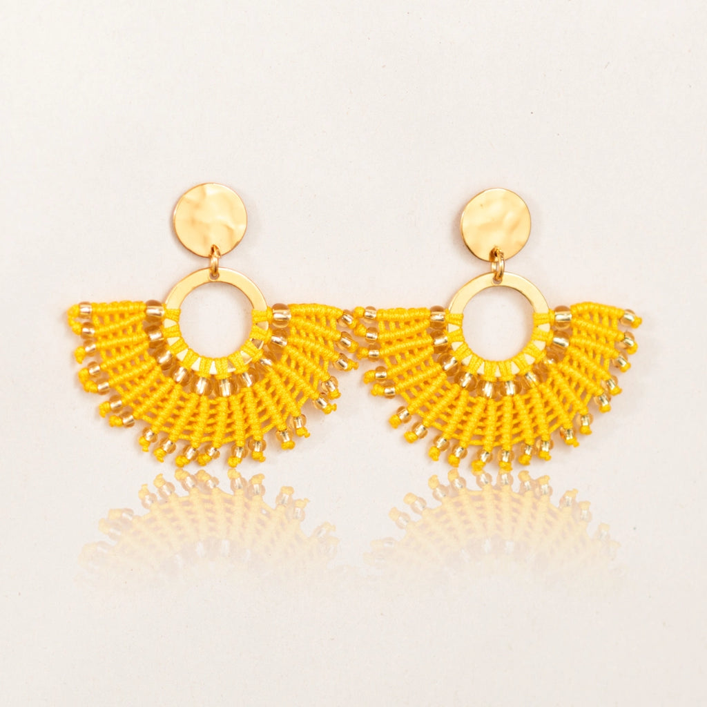 Arete media luna amarillo