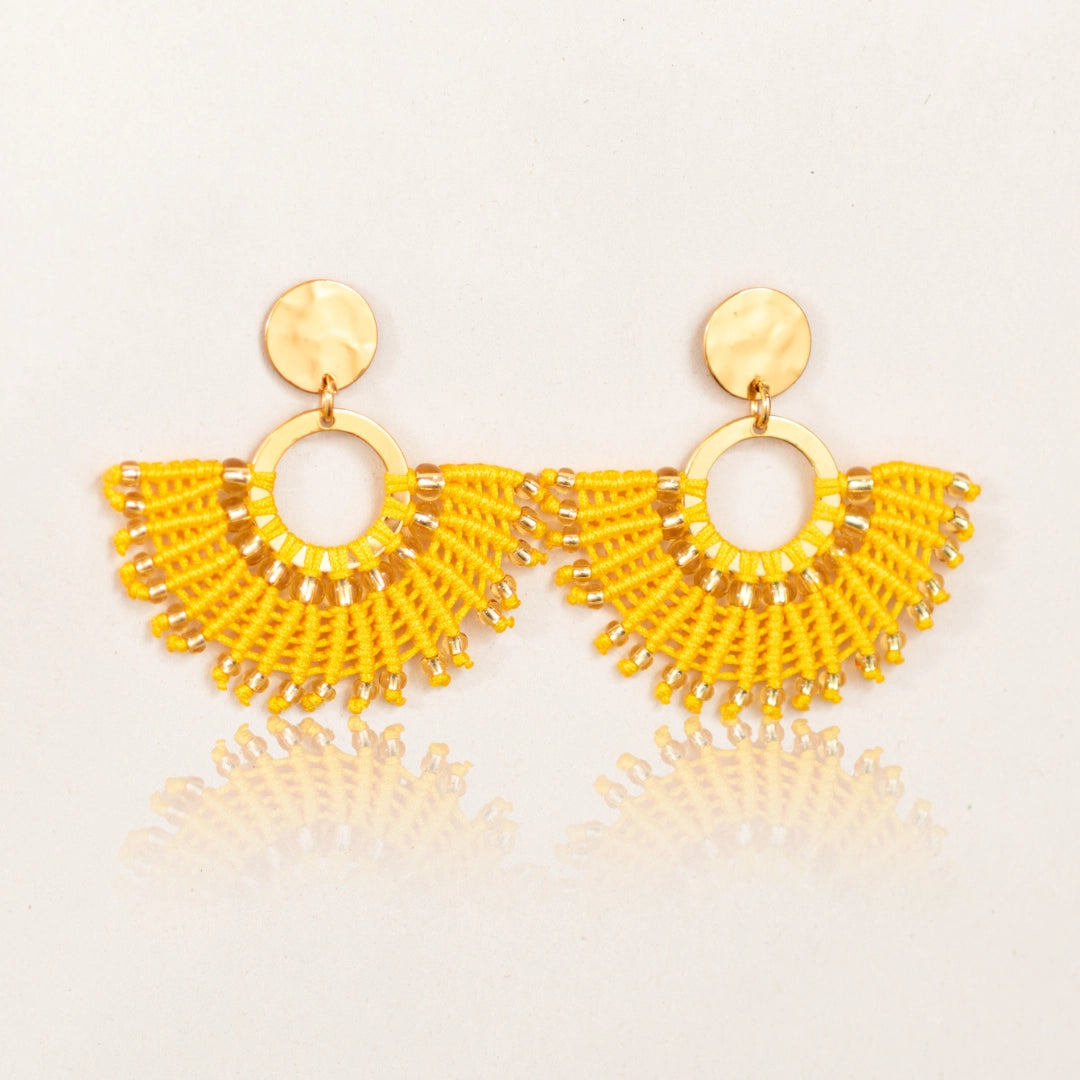 Arete media luna amarillo