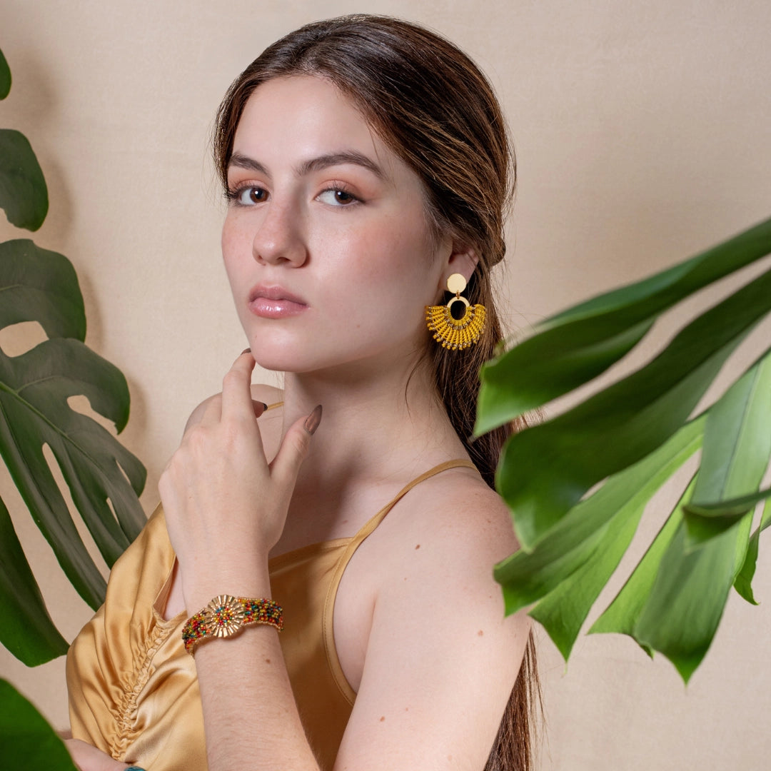 Arete media luna amarillo